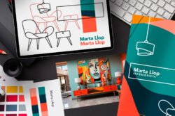 Procés de disseny de logotip professional per interiorista - esbossos, paleta de colors i aplicació en targetes i carpetes corporatives. Realitzat a SuperPrinting.cat