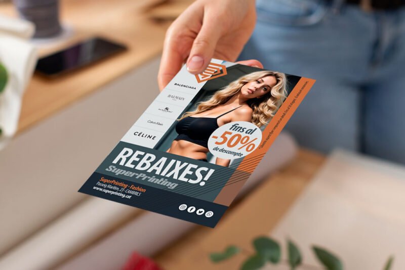 Noia subjectant uns flyers de botigues de moda amb disseny elegant i modern, de SuperPrinting.cat