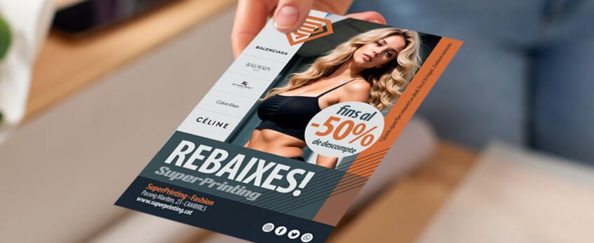 Noia subjectant uns flyers de botigues de moda amb disseny elegant i modern, de SuperPrinting.cat