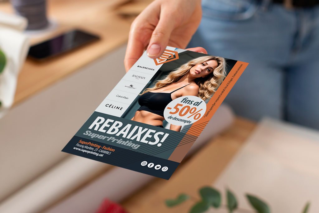 Flyers per a botigues de moda: idees, disseny i impressió 2 Noia subjectant uns flyers de botigues de moda amb disseny elegant i modern, de SuperPrinting.cat